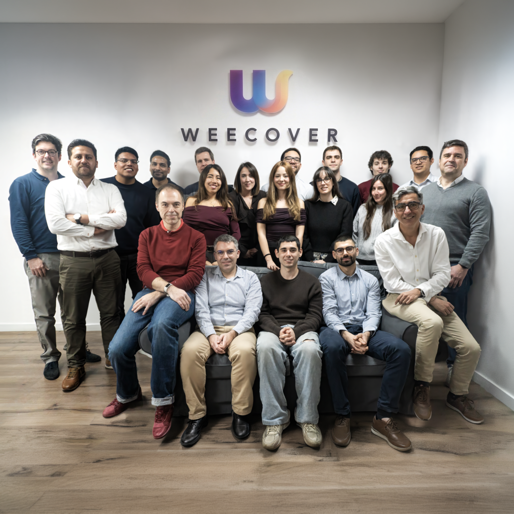 equipo weecover trabajando empresa